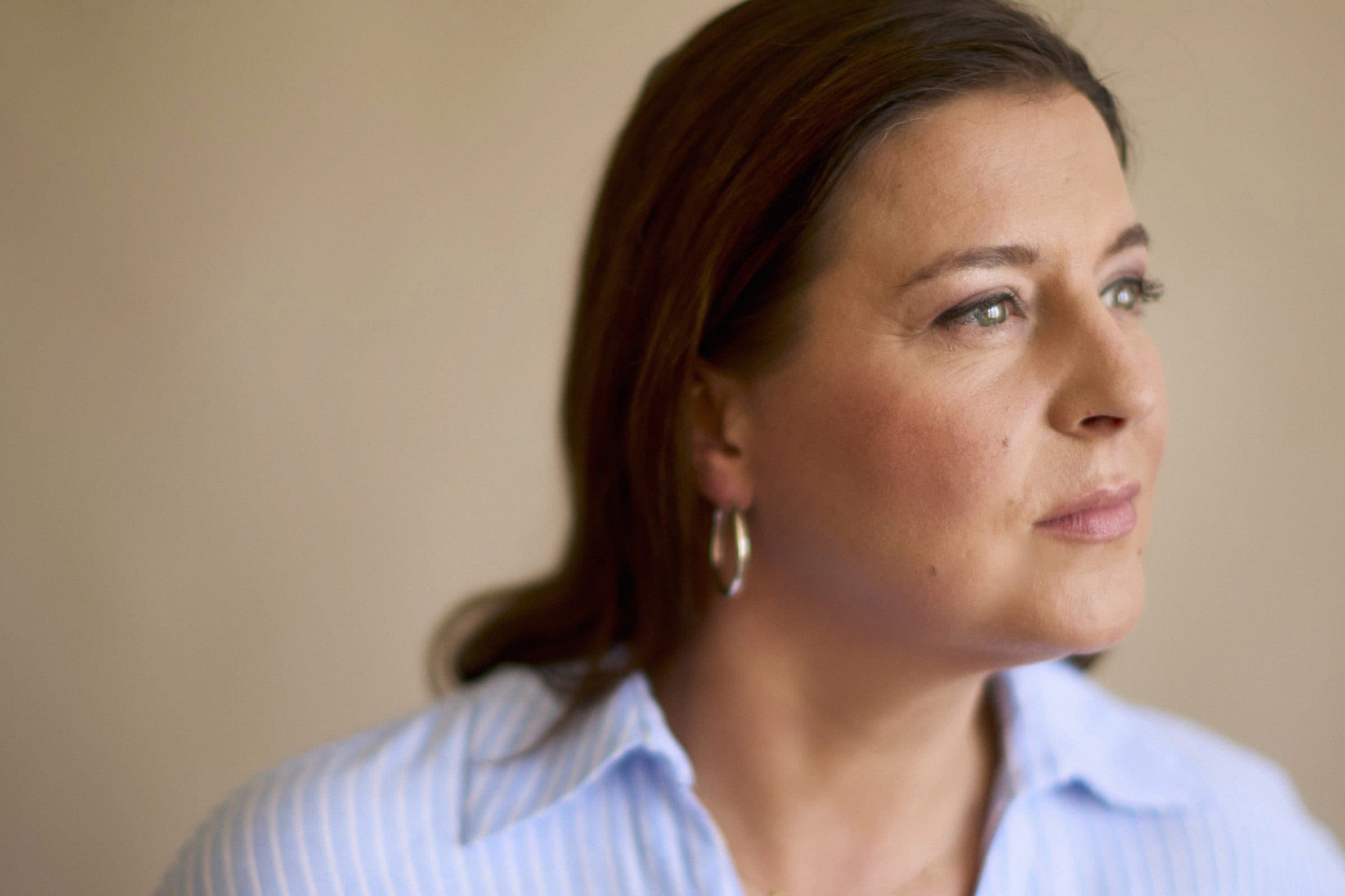 Nele Traen im Profil, nachdenklich zur Seite blickend