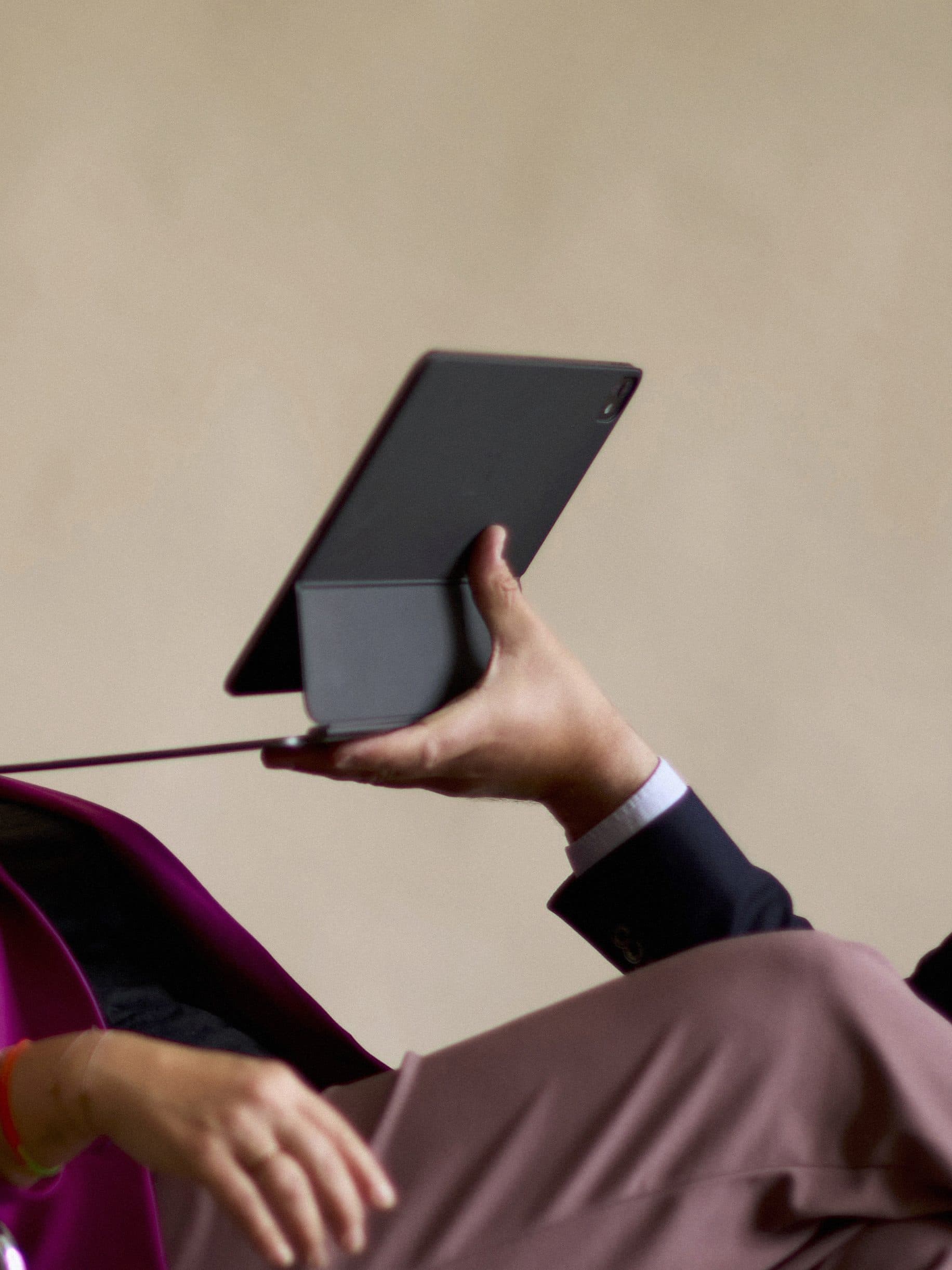 Hände halten Tablet und Telefon in einer Besprechungssituation