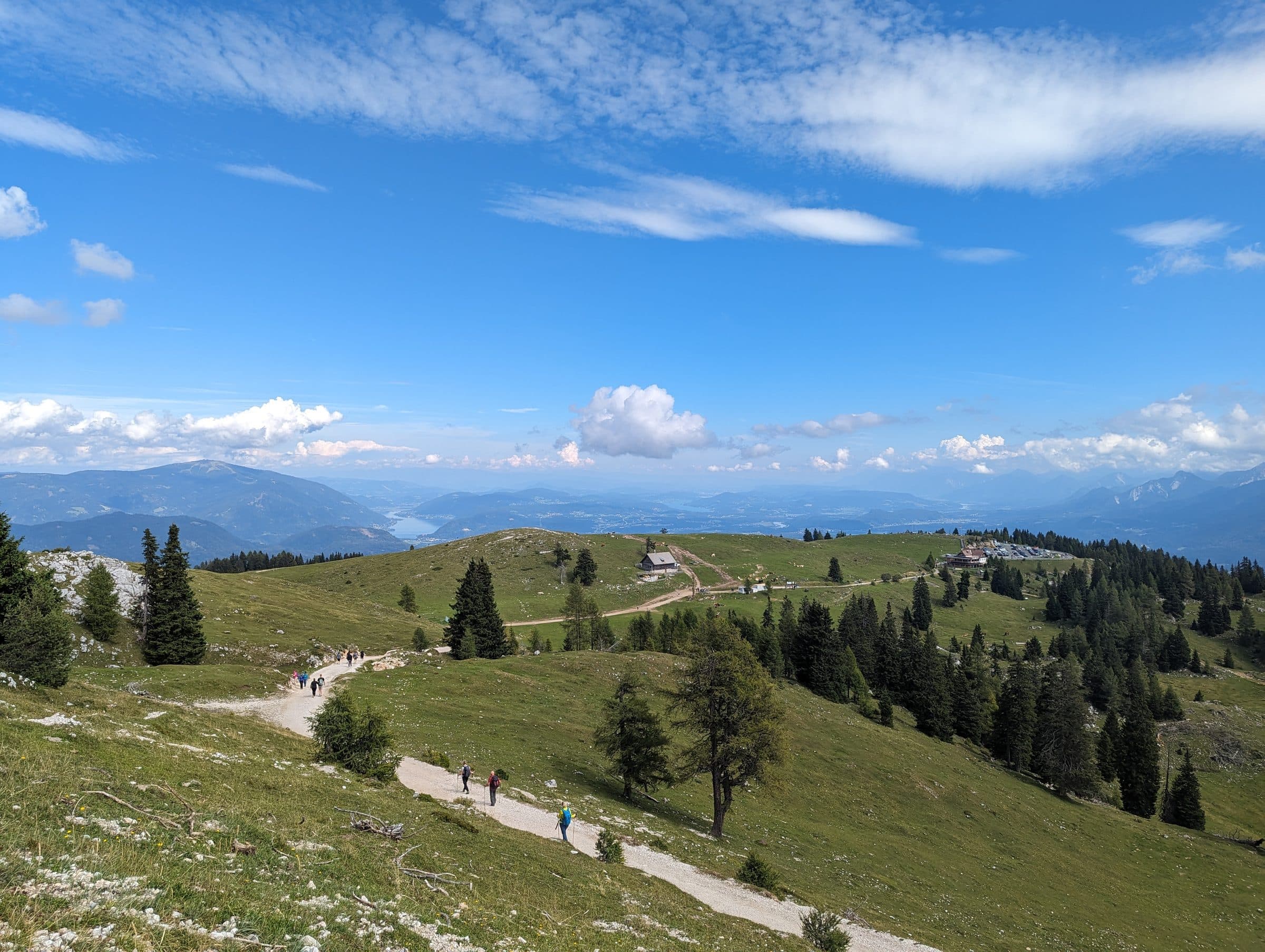 Weiter Blick vom Dobratsch über die Kärntner Berge und Seen bei sonnigem Wetter